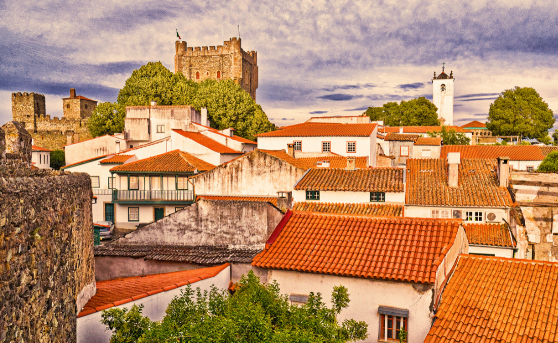 Imagem da cidade de Óbidos, com um céu azul