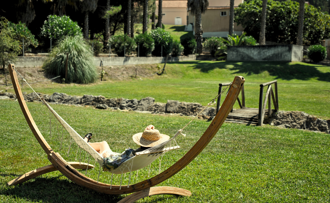 Mulher dormindo em uma rede na Quinta da Carlota