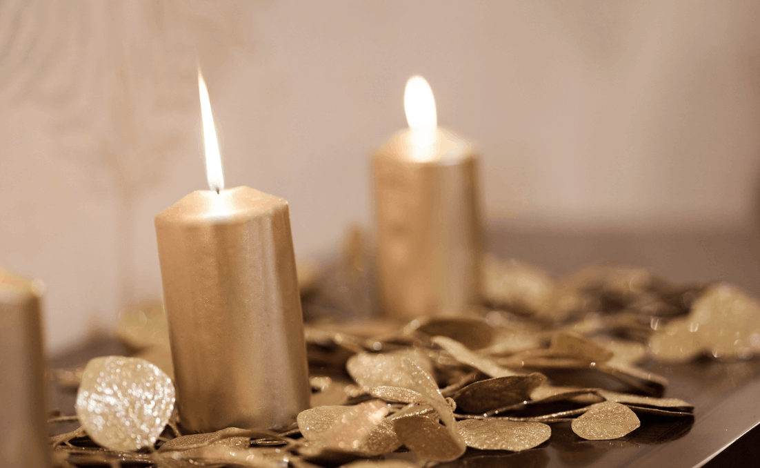velas douradas com folhas douradas