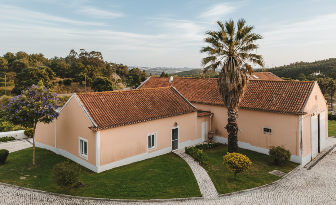 Casa rural con jardín y árboles en un entorno tranquilo