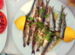 Plato de sardinas a la parrilla con limón y hierbas frescas