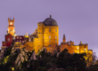 Palacio da Pena iluminado al atardecer en Sintra