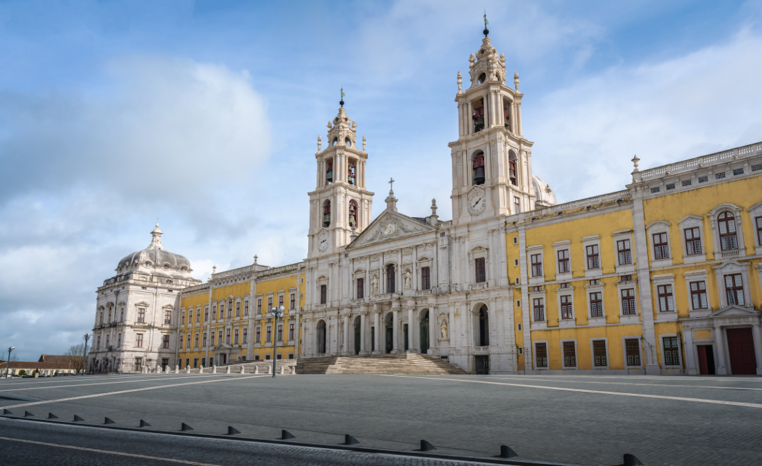 Palacio Nacional de Mafra con su monumental fachada y sus torres campanario