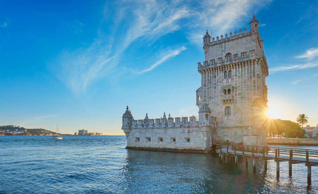 Torre de Belém junto ao rio Tejo em Lisboa ao pôr do sol